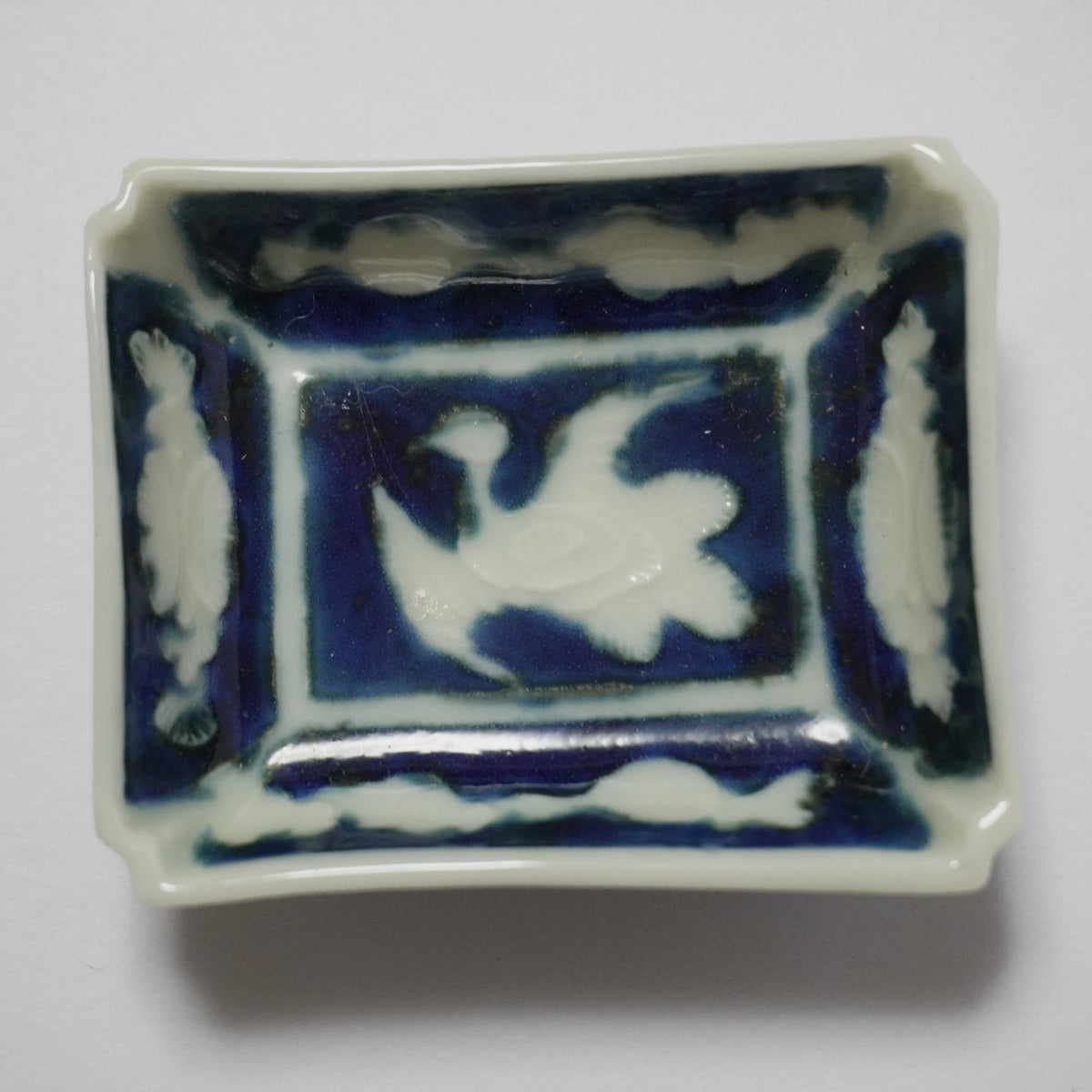 白抜きの鳥が舞う陽刻角豆皿 - Kotto Shop
