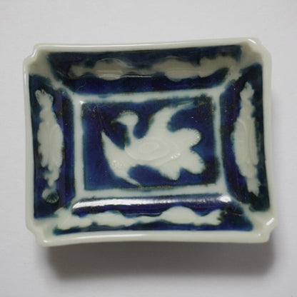 白抜きの鳥が舞う陽刻角豆皿 - Kotto Shop