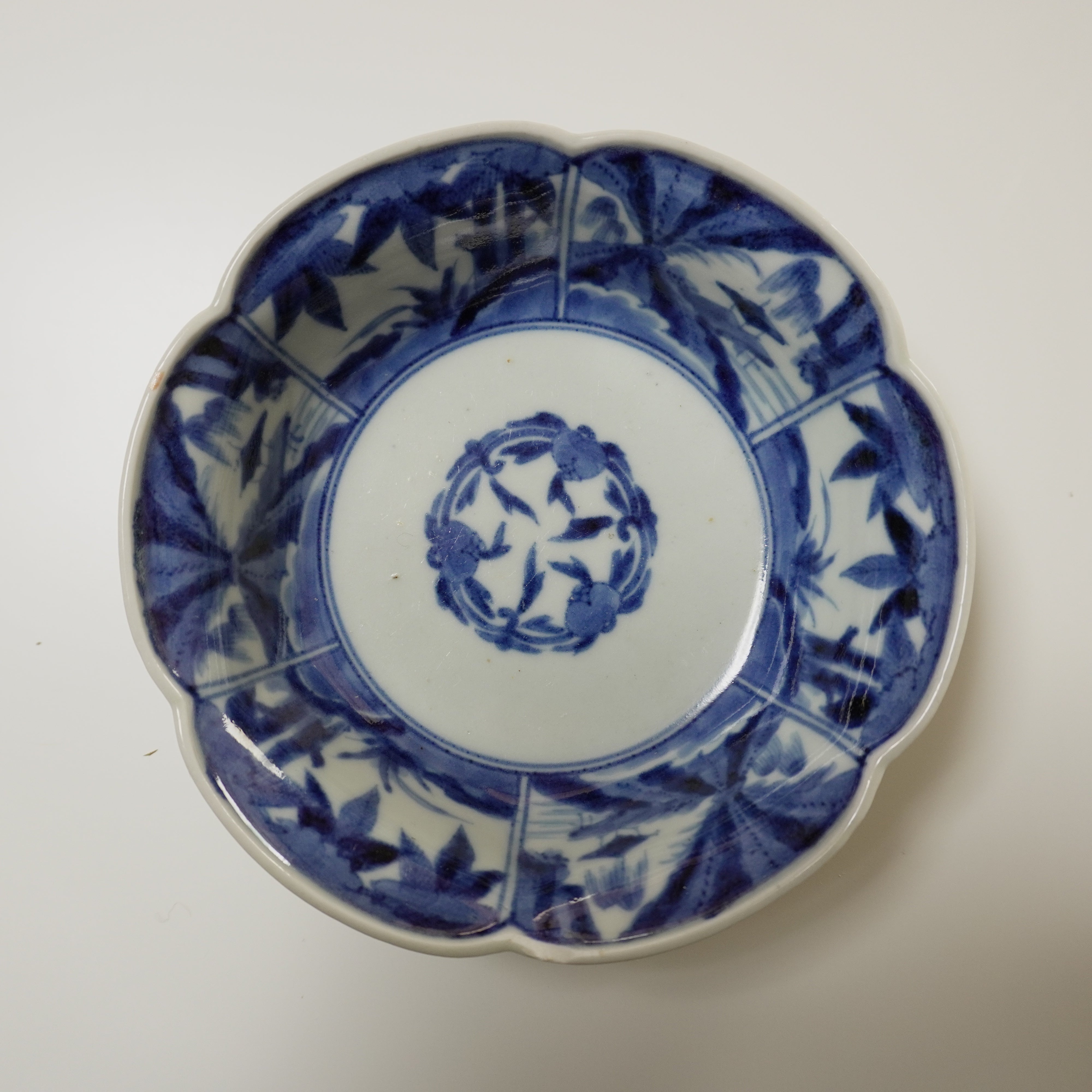 染付草花文 輪花皿 – Kotto Shop