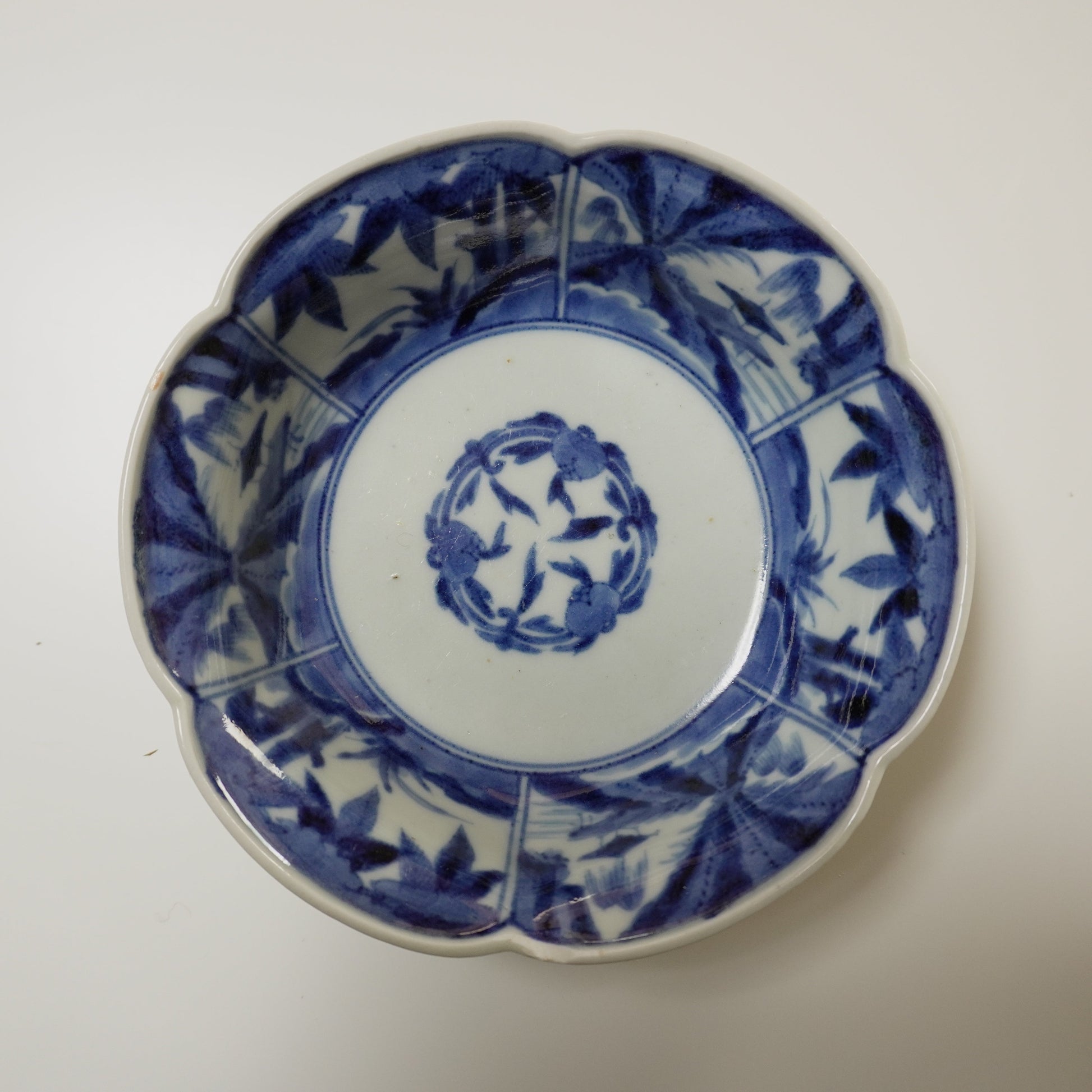 染付草花文 輪花皿 - Kotto Shop