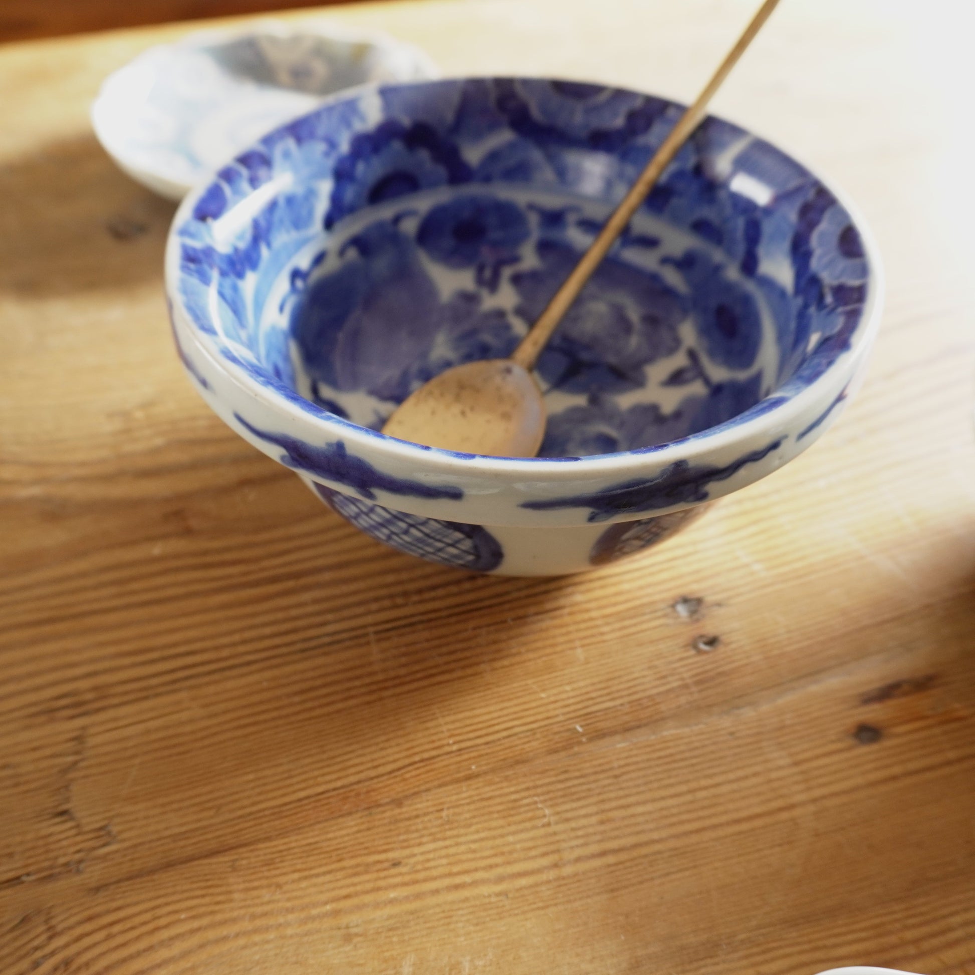 咲きこぼれる牡丹の染付鉢 - Kotto Shop