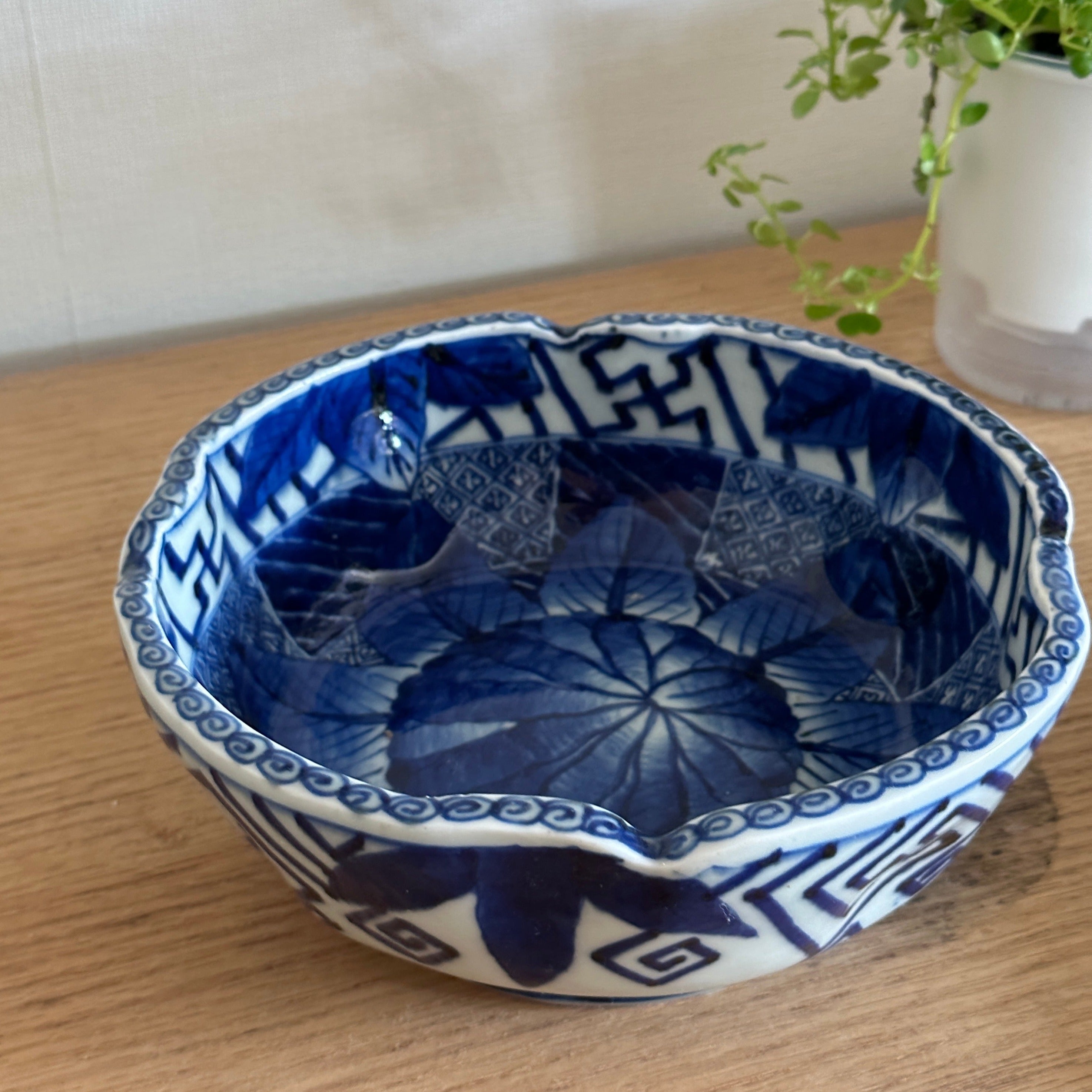 鮮やかなベロ藍の鉢